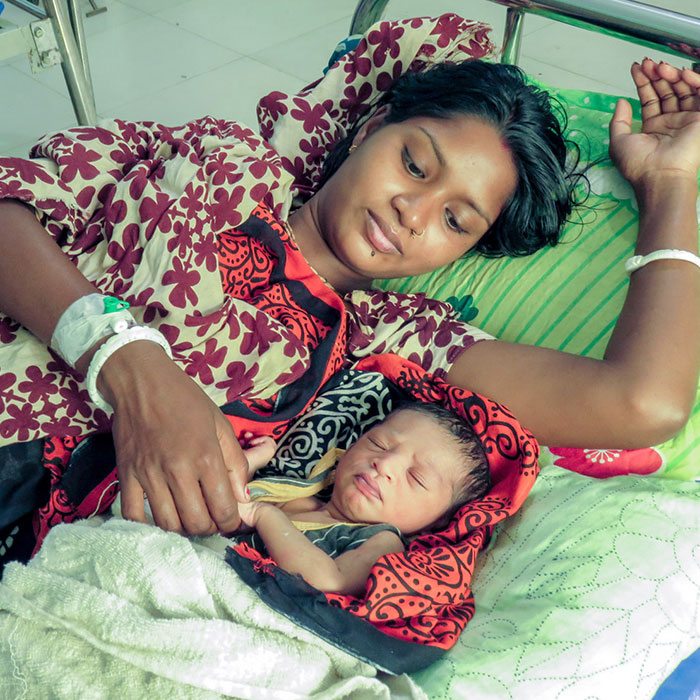 방글라데시 엄마 조야가 출산 후 태어난지 얼마 안되보이는 아이를 사랑스럽게 보고있다.