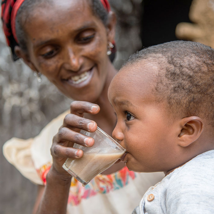 에티오피아 엄마 에브레헷이 아이에게 음식을 먹이고 있다.